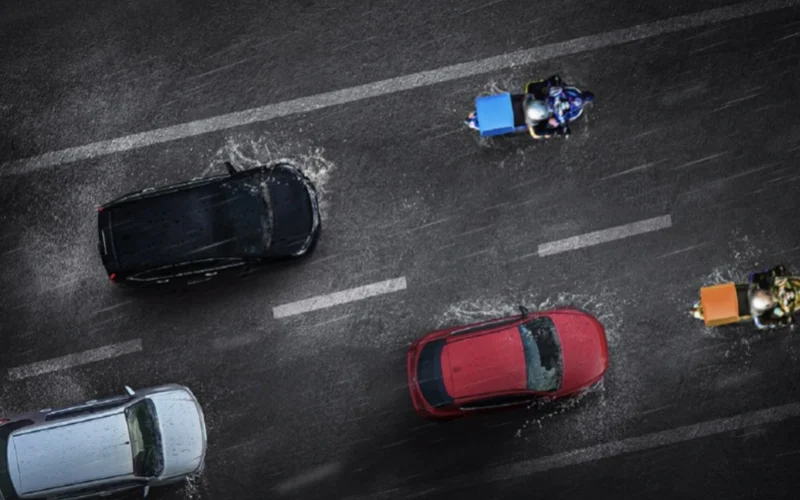 شرطة أبوظبي تحذر سائقي دراجات التوصيل من مخاطر الأحوال الجوية المتقلبة